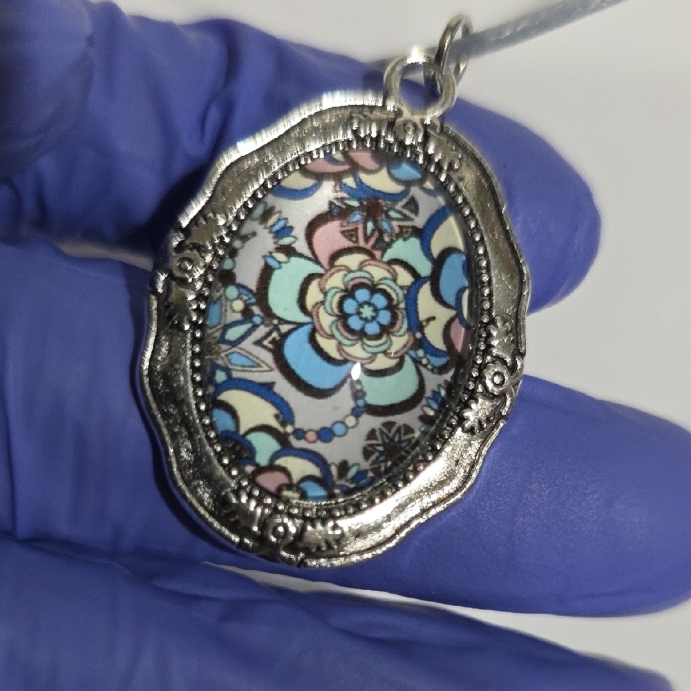 Vintage-Style Silver Floral Oval Pendant Necklace – Blue Pattern Art Charm, 18" - Picture 7 of 9